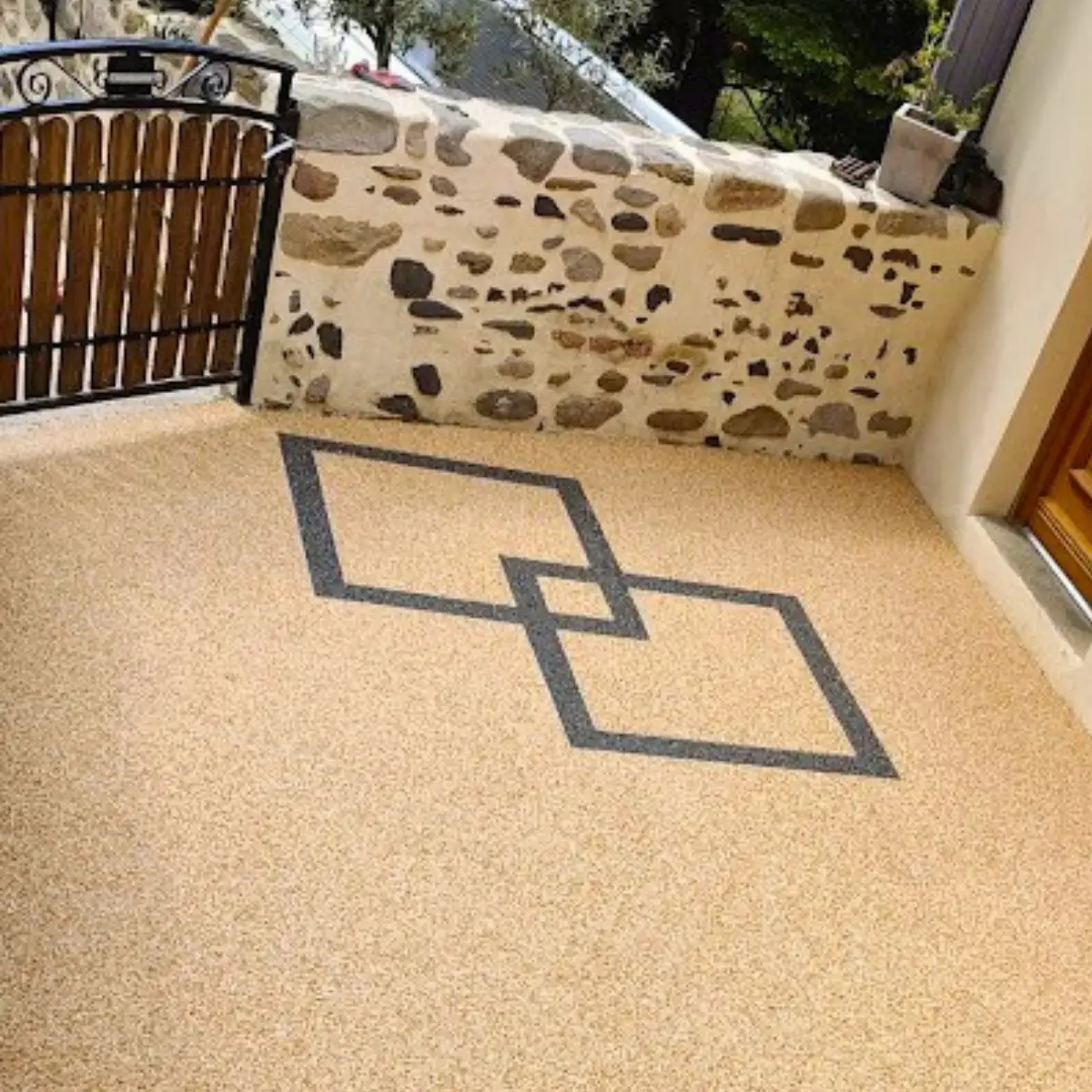 Moquette de marbre beige avec motif noir sur terrasse extérieure