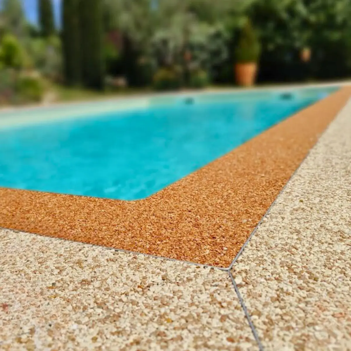 Détail moquette de marbre beige et ocre sur rebord de piscine
