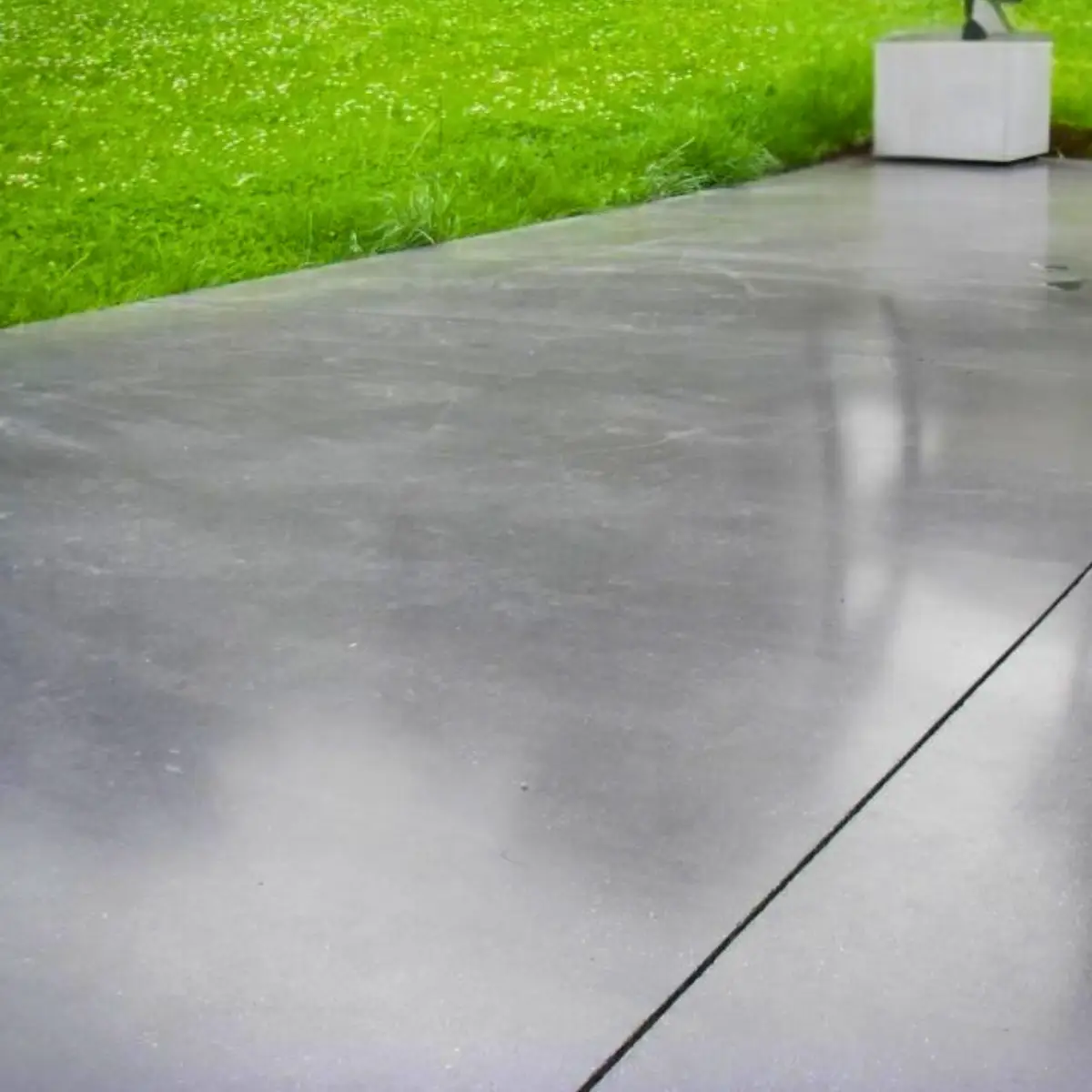 Terrasse extérieure en béton taloché fin gris au rendu satiné